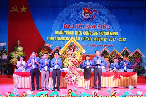 Đồng chí Bùi Quang Huy - Bí thư Trung ương Đoàn tặng lẵng hoa chào mừng đại hội